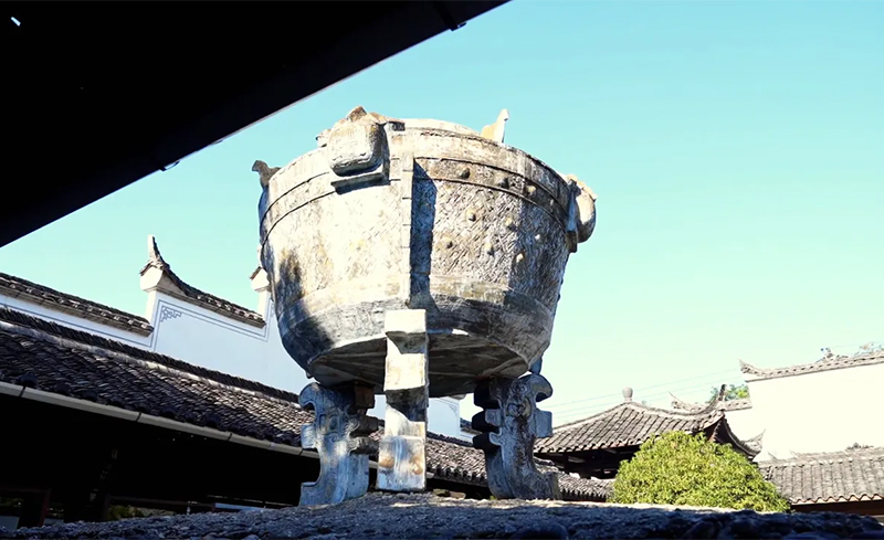 龍泉顏色如霜雪，良工咨嗟嘆奇絕【龍泉寶劍廠】